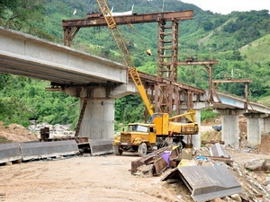 Nỗ lực thông tuyến đường Nam Quảng Nam bị sạt lở